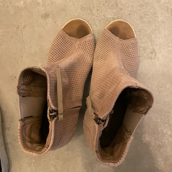 TOMS open toe ankle booties. Great condition and so comfy. Size 7 - Picture 4 of 5